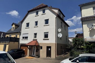 Teilrenoviertes 2-Familienhaus mit Charme