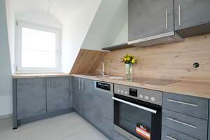 Charmante 2-Zimmer-DG-Wohnung im Grünen mit Balkon und Einbauküche in München-Allach – 80999 Untermenzing, München – Vorschaubild 2