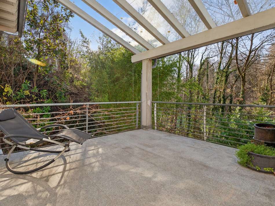 überdachter Balkon