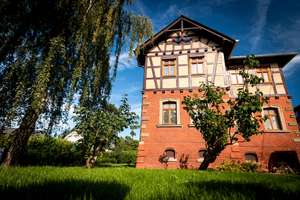 Exklusives Wohnen im Einzeldenkmal (Bj. 1904): Repräsentatives Apartment auf 4-Sterne-Niveau