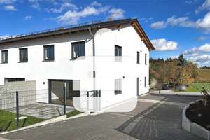 Sofort beziehbare DHH mit Doppelcarport und PV (KFW40) – Die vollständige Adresse der Immobilie erhältst du vom Anbieter., 94424 Arnstorf – Vorschaubild 1