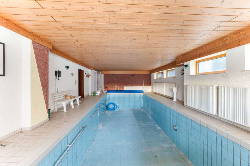 Immobilie in Trochtelfingen - ++ Großzügiges EFH mit 255 m² Wfl., Indoor-Pool & Sauna – viel Platz für Familie & Hobbys ++ - Bild 4