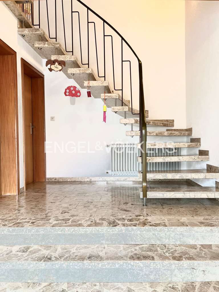 Immobilie in Dotternhausen - Großzügiges Einfamilienhaus mit potenzieller Einliegerwohnung und gepflegtem Garten - Bild 1