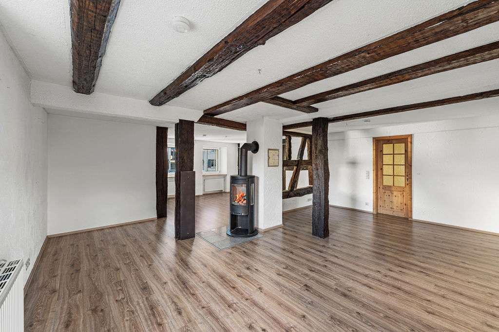 Immobilie in Hilzingen - Raumwunder mitten in Hilzingen!
Romantisches Fachwerkhaus mit zwei Garagen - Bild 1