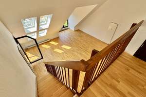 Lichtdurchflutete  Dachgeschoss-Maisonette-Galerie-Wohnung mit 5 Zimmer, Loggia, 3 Bäder und Kamin
