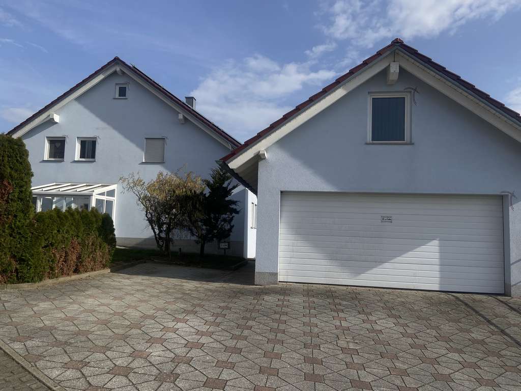 Immobilie in Großrinderfeld - Wunderschönes 2-Familienhaus mit Garten, Balkon und Doppelgarage - Bild 3