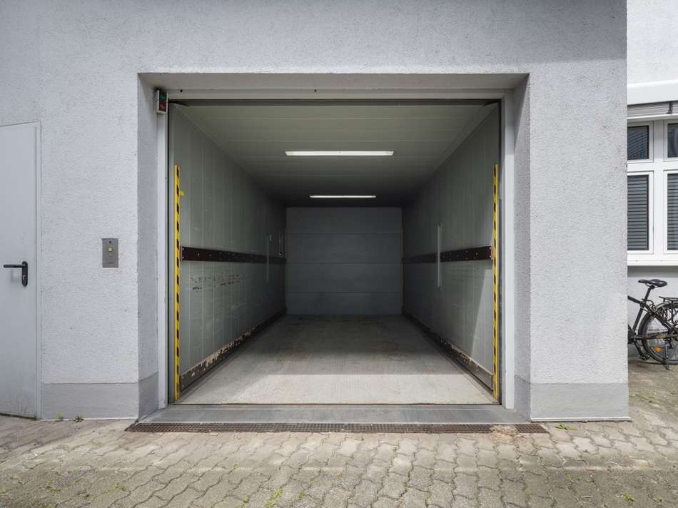 Autoaufzug zur Tiefgarage