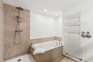 Luxuriöse 4-Zimmerwohnung in villenähnlicher Wohnlage mit großem umlaufenden Garten in Nymphenburg – Die vollständige Adresse der Immobilie erhältst du vom Anbieter., 80639 Nymphenburg, München – Vorschaubild 6
