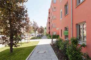 Neuwertige 2- Zimmer Wohnung mit Westbalkon &  Gemeinschaftsdachterrasse