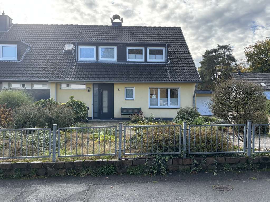 Schickes Einfamilienhaus als DHH  mit Doppelgarage und Carport wartet auf die Familie