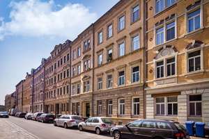 Helle Dachwohnung im Altbau - frisch renoviert, Tageslichtbad, schickes Laminat/Vinyl - bezugsfertig