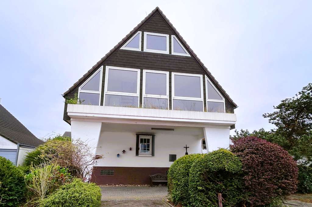 FREISTEHENDES EINFAMILIENHAUS MIT VIEL POTENZIAL FÜR INDIVIDUALISTEN.