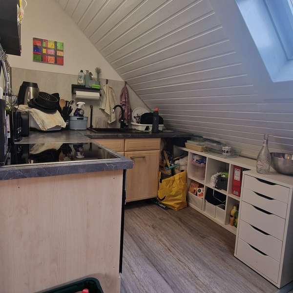 Kernsanierte, Dachgeschoss- 3-Zimmerwohnung mit Garage zu vermieten