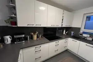 Exklusives, neuwertiges 5-Zimmer-Reihenhaus mit lux. Innenausstattung und EBK – Rothkelchenweg 28, 65205 Wiesbaden – Vorschaubild 3