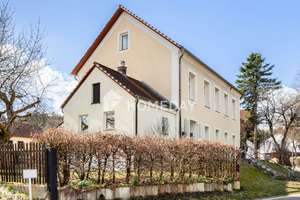 Wohnen mit Geschichte – ehemaliges Schulhaus mit großem Garten und 2 Wohneinheiten
 – Die vollständige Adresse der Immobilie erhältst du vom Anbieter., 92259 Neukirchen bei Sulzbach-Rosenberg – Vorschaubild 6