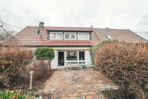 Unverbaubare Aussichtslage! Einfamilienhaus mit großem Garten am Weinberg