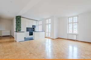 Spacious and bright 5-room flat with three balconies near the popular Dutch Quarter