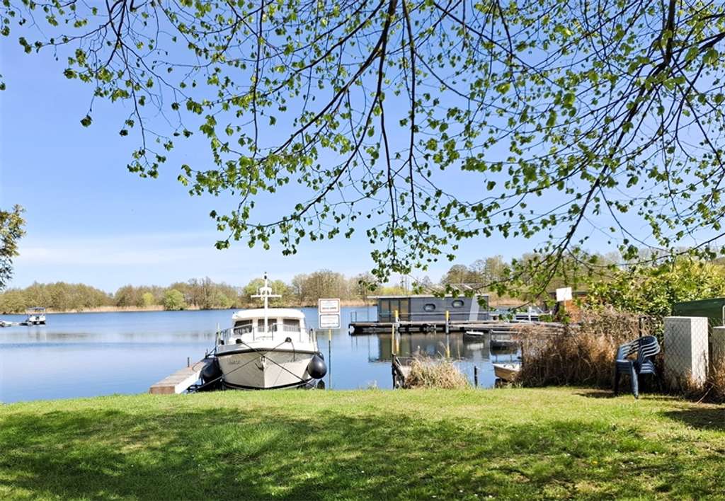Direkt an der Havel - eigener Bootssteg und sonniges Erholungsgrundstück mit Bungalow