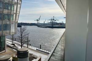 Genieße den Blick auf Elbe, Hafenkräne und das maritime Leben auf der Strandkaispitze im FIFTYNINE