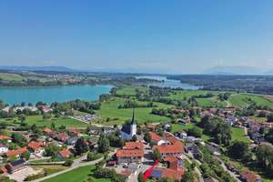 Ruhig gelegenes EFH mit Doppelgarage, Carport, Wärmepumpe & Weitblick am Tachinger See – Kirchfeldstraße 7, 83373 Taching am See – Vorschaubild 11