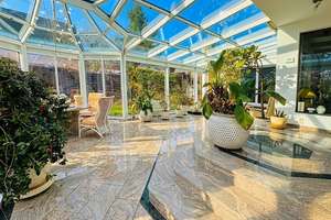 Bezugsfertiger Bungalow mit Wintergarten und Pool