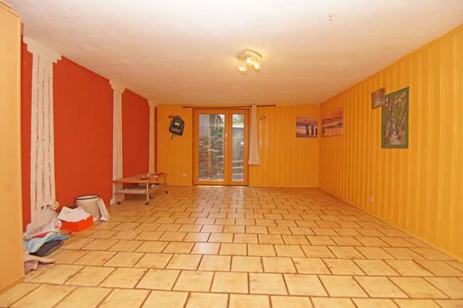 Immobilie in Roßtal - Roßtal-S-Bahn Nähe: Einfamilienhaus mit PV, Solar, Doppelgarage und Traumblick auf Felder und Wiesen - Bild 16