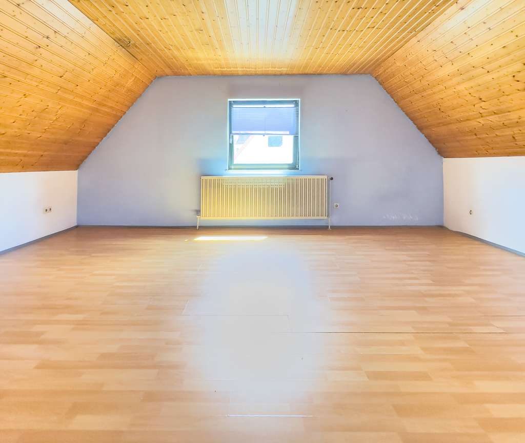 Weinstadt-Schnait, helle 3 Zimmer Dachgeschosswohnung -  TL Bad, große Küche - Aussichtslage