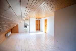 Frisch renovierte Dachwohnung mit offenem Layout im 2. OG – Maienbergstraße 24, 86424 Augsburg (Kreis) – Vorschaubild 6