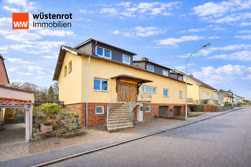 Immobilie in Büdingen - Paradies für 2 (Familien)! Büdingen OT, ca. 250 m² Wfl, 2 Kamine, Feldrandlage, 3 Garagen & Wallbox! - Bild 0