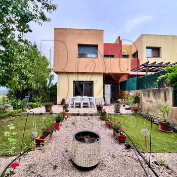 Eckvilla mit privatem Garten in Perafort