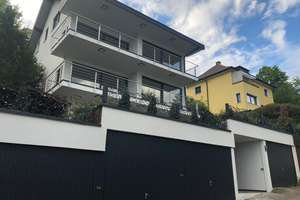 Hochwertige 3-Zimmer Wohnung mit Einbauküche und großem Südbalkon im 2. OG, inkl. Garage + Garten