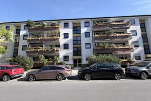 NEU am Markt: 3 ZKB-Wohnung mit Balkon im Hochparterre und TG-Stellplatz ab sofort frei