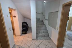 Einfamilienhaus mit Einliegerwohnung, neuem Bad und PV-Anlage in Top-Zustand – Die vollständige Adresse der Immobilie erhältst du vom Anbieter., 97724 Burglauer – Vorschaubild 19