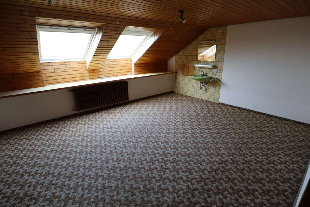 Immobilie in Ingelfingen - Großzügiges Einfamilienhaus mit vermieteter Einliegerwohnung, Garagen & naturnaher Ruhelage - Bild 10