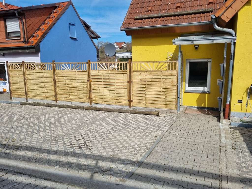 Immobilie in Deining - Ruhige Erdgeschoss-Wohnung mit Terrasse, Gartenanteil und 2 Stellplätzen - Bild 2