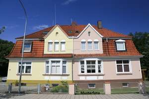 Kleines 2-Familienhaus mit Doppelgarage und Garten