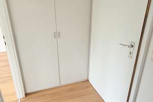 Modernisierte 1-Zimmer-Wohnung mit neuer Einbauküche und Blick ins Grüne – Flaschenträgerstraße 15, 81927 Englschalking, München – Vorschaubild 4