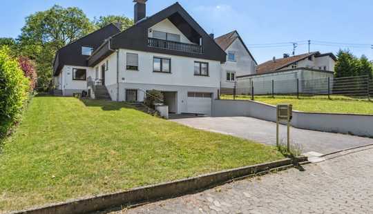 Bild von Doppelwohnhaus auf großem Grundstück – ideales Mehrgenerationenwohnen in ruhiger Lage