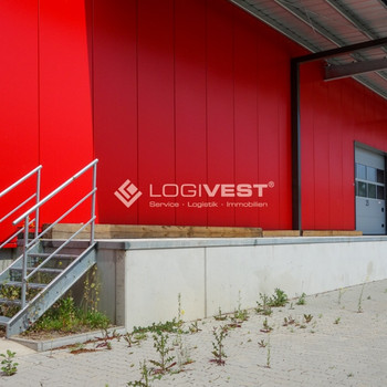 Lagerhalle mit Rampe und Lastenaufzug