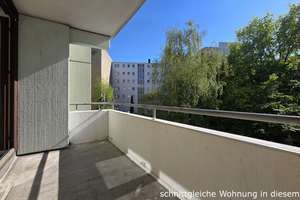 Freiwerdende 4-Zimmer-Wohnung  mit Süd-Westloggia und Fahrstuhl  nur 300 Meter vom Kudamm! – Lewishamstr. 9, 10629 Charlottenburg, Berlin – Vorschaubild 3