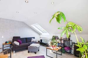 Die Tür geht auf, der Blick hinauf: 4-Zimmer mit Südbalkon und Weitsicht in Feuerbach! – Die vollständige Adresse der Immobilie erhältst du vom Anbieter., 70469 Feuerbacher Tal, Stuttgart – Vorschaubild 4