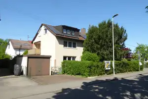 2-Familienhaus (8 Zimmer) mit PV-Anlage, Klimaanlage, 3 Einzelgaragen, gr. Garten für 749.000,-- € – Ludwigsburg (Kreis) – Vorschaubild 1