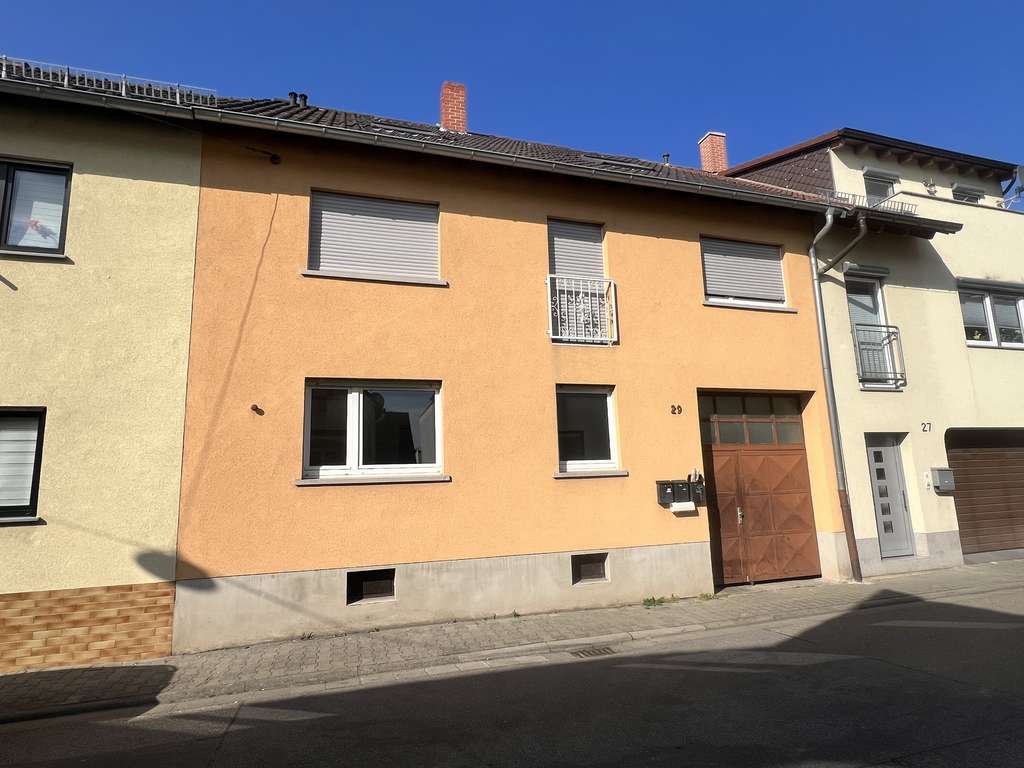 Immobilie in Maxdorf - Charmante, renovierte 2 Zimmer-Wohnung mit Garage in Zentraler Lage von Maxdorf - Bild 0