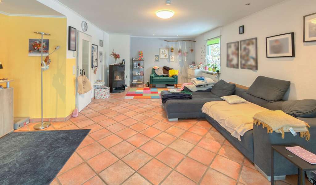 Immobilie in Schwentinental - Großzügiges Haus mit 2 Wohnungen, Garten, Keller, Kamin & Carport – vermietet,  später selber nutzen - Bild 2