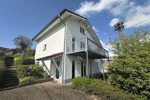 Attraktives Einfamilienhaus mit Einliegerwohnung und flexibler Nutzung – Die vollständige Adresse der Immobilie erhältst du vom Anbieter., 56235 Ransbach-Baumbach – Vorschaubild 1