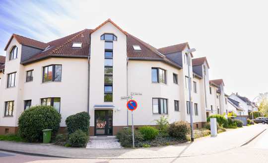 Helle 2-Zimmer-Wohnung aus den 80er/90er Jahren mit kleiner Dachterrasse und Stellplatz