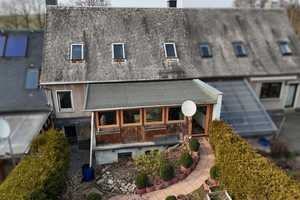 Charmantes Reihenhaus in ruhiger Lage mit moderner Pelletheizung, Garage, Carport & Wintergarten – Vogtlandkreis – Vorschaubild 2