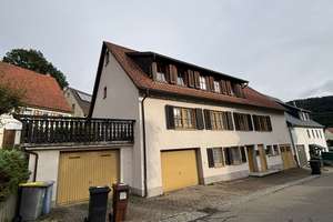 Zweifamilienhaus mit Scheune und Ausbaupotenzial in Reichenbach a. H. - saniert, gepflegt, vermietet – Kirchstrasse 1, 78564 Reichenbach am Heuberg – Vorschaubild 1