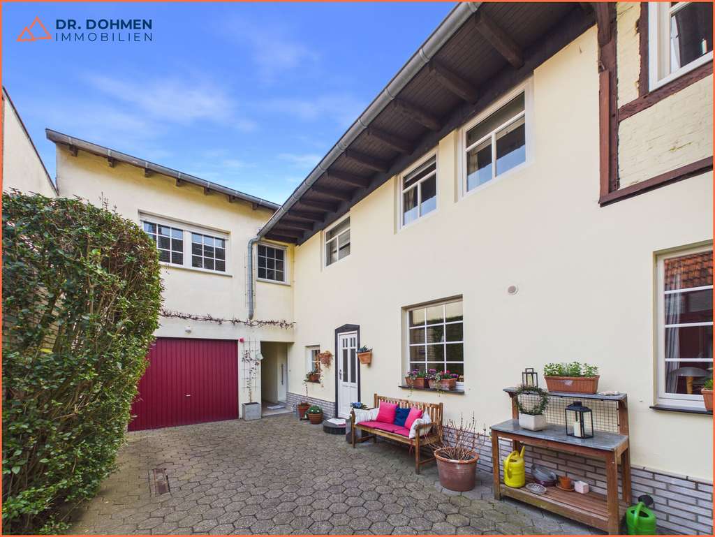 Immobilie in Hückelhoven - Gepflegtes Zweifamilienhaus mit Innenhof, Garage und großem Garten in Hückelhoven-Brachelen - Bild 0