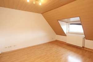 Gemütliche 2-3 ZKB Dachgeschosswohnung mit Fernblick nähe Klinikum – Ihringshäuser Straße 93, 34125 Fasanenhof, Kassel – Vorschaubild 2